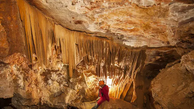 Interior de la cueva El Recuenco, en Ejulve.