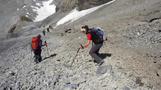 Montañeros bajando de Monte Perdido hacia el ibón Chelau.