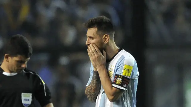 Leo Messi se lamenta durante el duelo ante Perú.