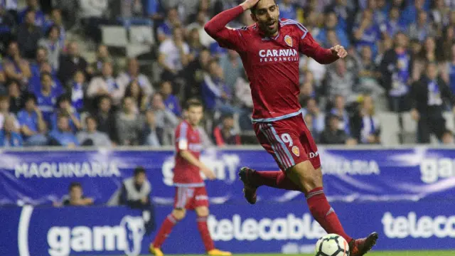 Borja Iglesias, el pasado lunes en el partido ante el Oviedo en el Tartiere. Al fondo, difuminado, Febas.