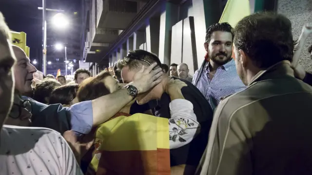 Una zaragozana abrazaba el miércoles a uno de los policías que han estado en Cataluña durante la concentración popular frente a la Comandancia de la Guardia Civil de Zaragoza.