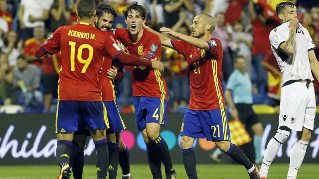 Los jugadores celebran un gol de España.