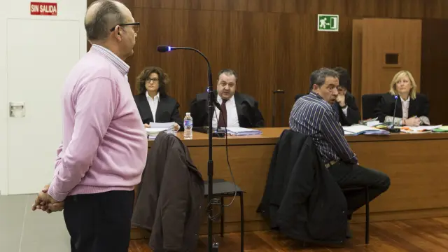 El exalcalde de Letuz Luis Miguel Abós (de pie) y el constructor Jesús Lahoz Lucea, durante el juicio.