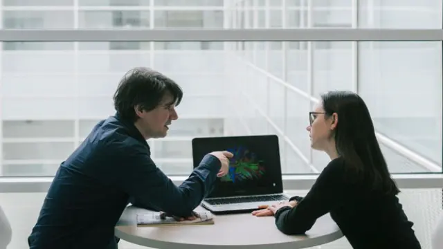Los investigadores han analizado simultáneamente la compleja actividad neuronal de dos personas desconocidas que entablan una conversación por primera vez