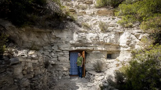 Ramón, en el acceso de la cueva, tallado a pico y pala por los Hermanitos de Jesús.