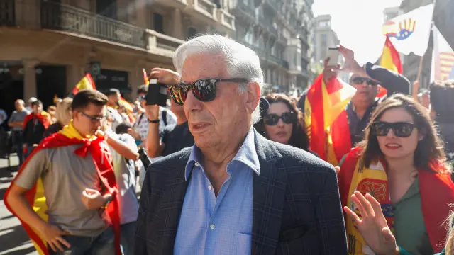 Vargas Llosa dice que muchos catalanes no quieren el "golpe de Estado"