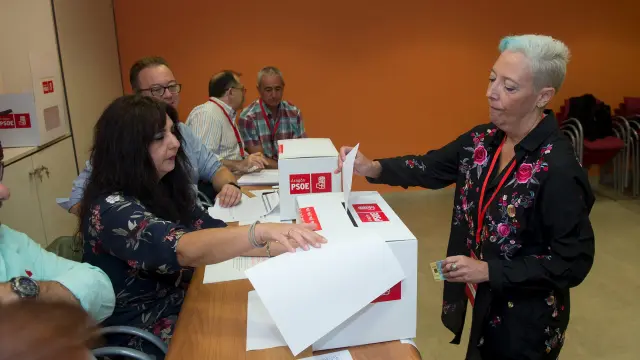 Militantes del PSOE, votando en las primarias de Teruel.