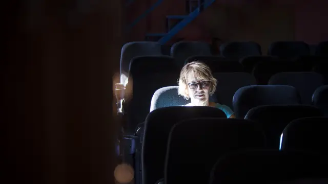 Teresa Polo, sentada en una de las butacas del cine de Arens de Lledó.