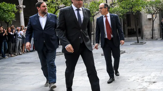 El presidente catalán, Carles Puigdemont, sale de su despacho