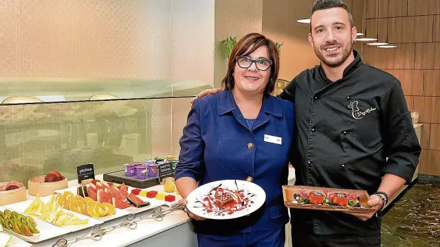 Sara Aguado y Diego Barbero, 'maître' y chef del hotel NH Ciudad de Zaragoza.