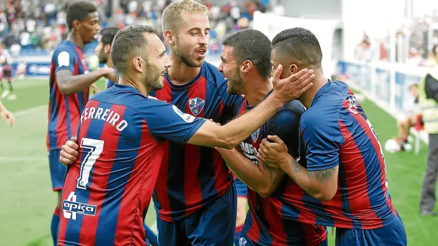Los jugadores del Huesca celebran un gol en el último encuentro disputado en El Alcoraz.