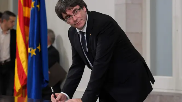 Puigdemont firma el documento conjunto con los otros grupos independentistas.
