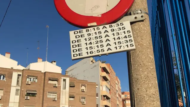 Señal de circulación prohibida por tramos horarios en la calle Santo Domingo de Silos.