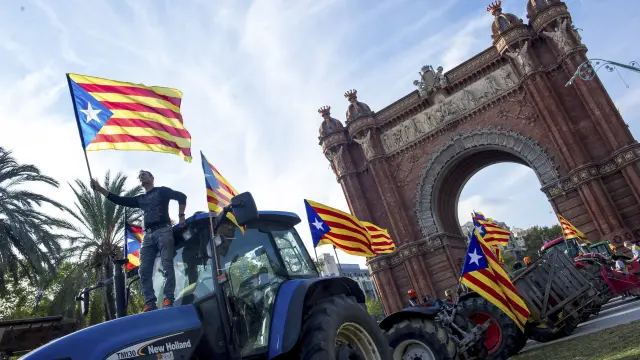 Una treintena de tractores, aparcados junto al Parlament en apoyo a Puigdemont.