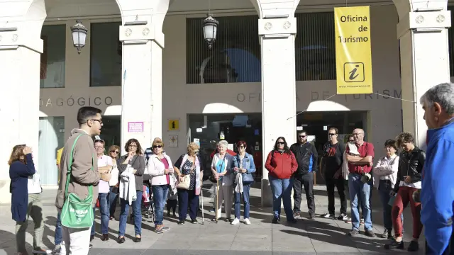 Turistas en la plaza López Allué de Huesca, junto a la Oficina de Turismo.