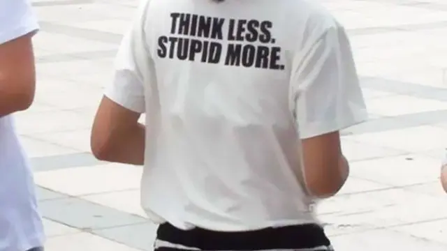 'Piensa menos. Se más estúpido' reza la camiseta de esta chica.