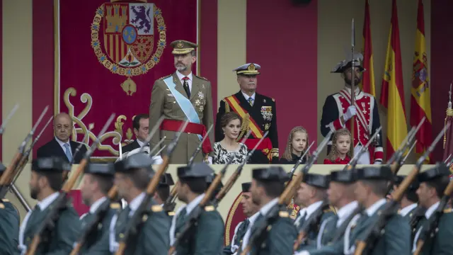 Los Reyes y sus hijas presidieron el desfile el año pasado.