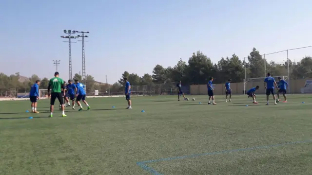 Los jugadores del Real Zaragoza, entrenándose este mediodía en el campo anexo al estadio Artés Carrasco de Lorca (Murcia), donde juegan a las 22.00.