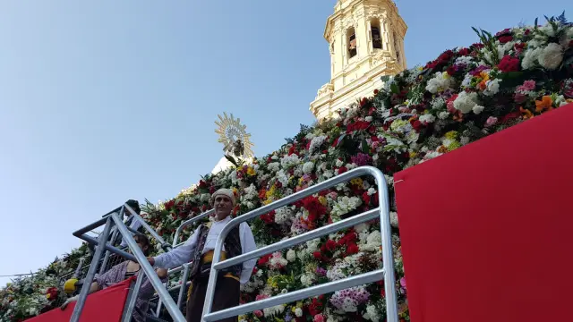 Cruz Blanco junto al manto de flores de la Virgen del Pilar