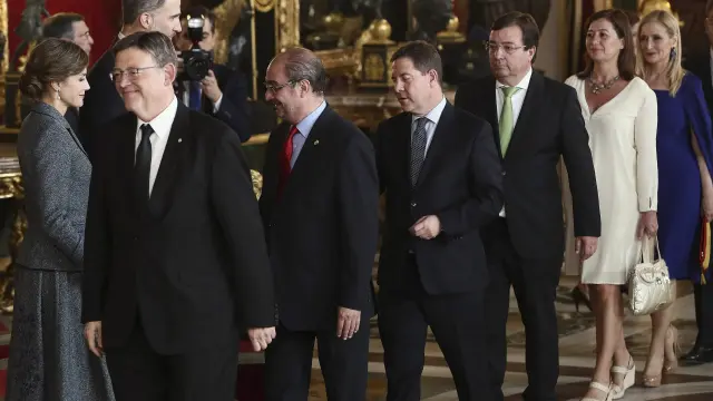 Los reyes Felipe y Letizia, saludando ayer a Lambán y al resto de presidentes autonómicos.