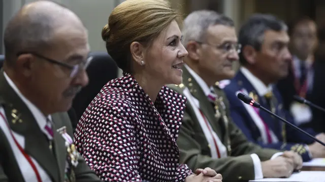 La ministra de Defensa, Dolores de Cospedal, habla por videoconferencia con los mantos de las 17 operaciones militares desplegadas fuera de España, con motivo del Día de la Fiesta Nacional. 
