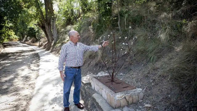 Manuel Galve, junto a las 'Rosas de San Blas', de José Amador, en el Parque Escultórico Los Barrancos de Alloza.