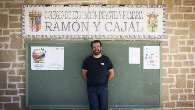 Juan Antonio Rodríguez 'Gigi', en la puerta del colegio que dirige.