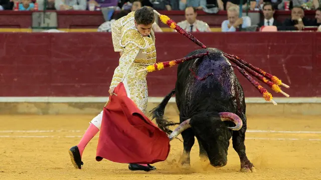 Ginés Marín, el pasado miércoles, dando un derechaco en la plaza de toros de la Misericordia de Zaragoza.