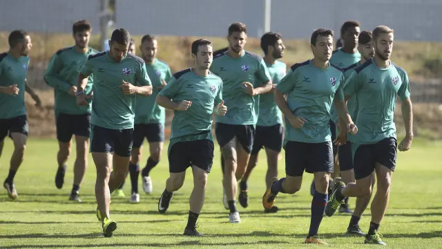 Los jugadores del Huesca durante un entrenamiento de esta semana.