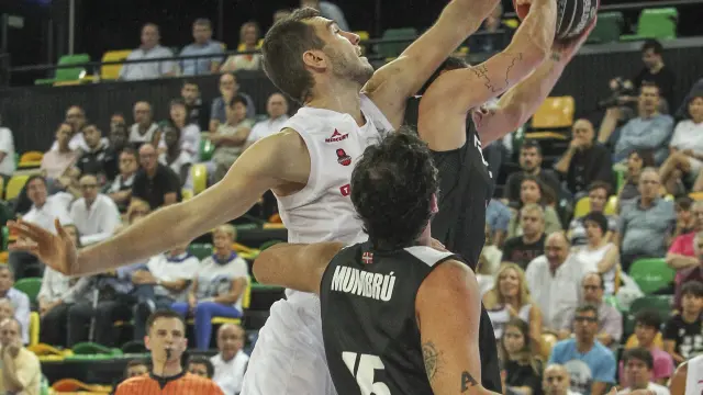 Juan José Triguero tapona a Fischer, del Bilbao Basket, en un lance del choque