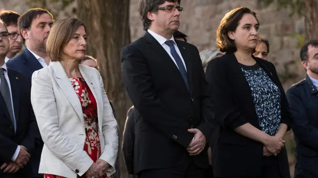 La alcaldesa de Barcelona, Ada Colau, junto al presidente de la Generalitat, Carles Puigdemont, en el homenaje a Lluís Companys.