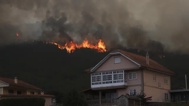 El incendio forestal de Ponteareas (Pontevedra) tiene en riesgo núcleos poblados en Pazos de Borbén.
