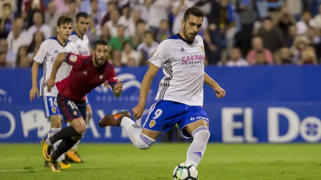 Borja Iglesias, en el momento de golpear el penalti con el que adelantó al Real Zaragoza ante el Osasuna.