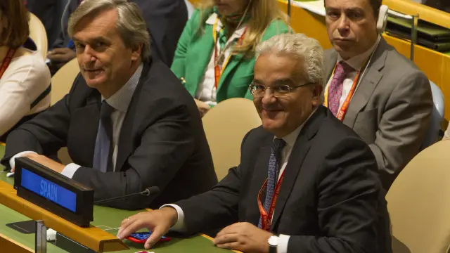El secretario de Estado de Asuntos Exteriores de España, Idelfonso Castro a la derecha junto al representante permanente de España ante la ONU, Román Oyarzun.