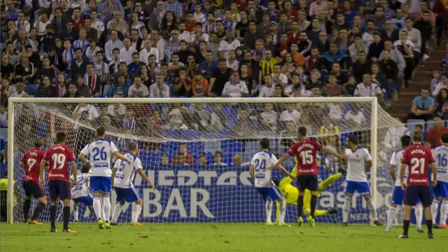 Momento en el que empata el Osasuna, en el minuto 72, en el último partido en La Romareda.