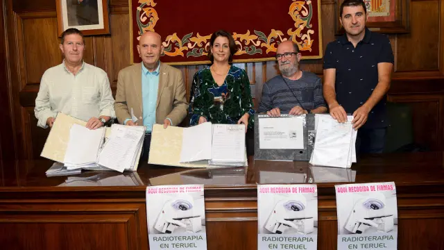Presentación de las firmas recogidas para la radioterapia en Teruel