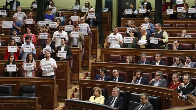 los diputados de Unidos Podemos y PDeCAT se han puesto en pie con carteles en los que se reclama la excarcelación de Jordi Sánchez y Jordi Cuixart.