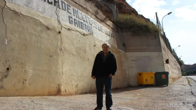 Vicente Gaibar, ayer, junto al muro agrietado e hinchado junto a su empresa en Alcañiz.