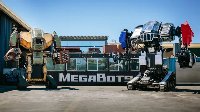 MegaBots presentó dos robots: Iron Glory, de 6 toneladas, 4,5 metros de altura y 24 caballos, y Eagle Prime, un "monstruo" de 12 toneladas de peso, 4,8 metros de altura y 430 caballos de potencia.
