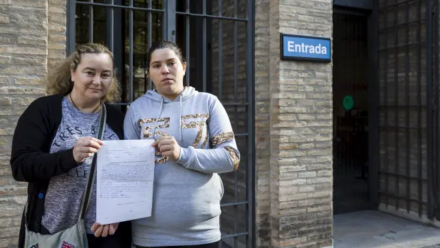 Beatriz Tejeda y Jessica Lodoyer, este jueves, a las puertas del Pignatelli de Zaragoza con la queja que presentaron