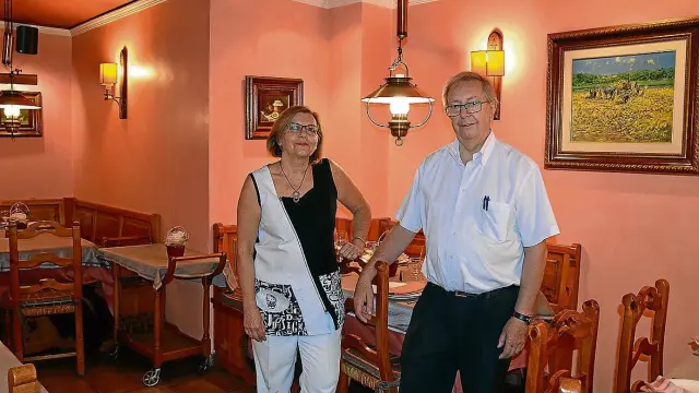 Mari Mar Cabeza y Gerardo Biurrun, en el comedor del restaurante Gerardo, en Zaragoza.