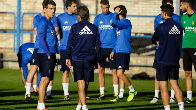 Los jugadores del Real Zaragoza charlan con el entrenador, Natxo González, al inicio del ensayo en la Ciudad Deportiva.