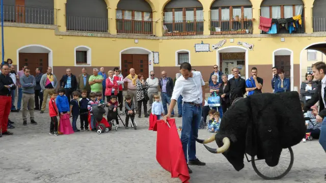 El torero Alberto Álvarez enseñando a los niños en la plaza de Toros Vieja de Tarazona