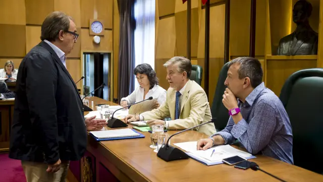 Carlos Pérez Anadón conversa con el alcalde, Pedro Santisteve, en un pleno del pasado junio.