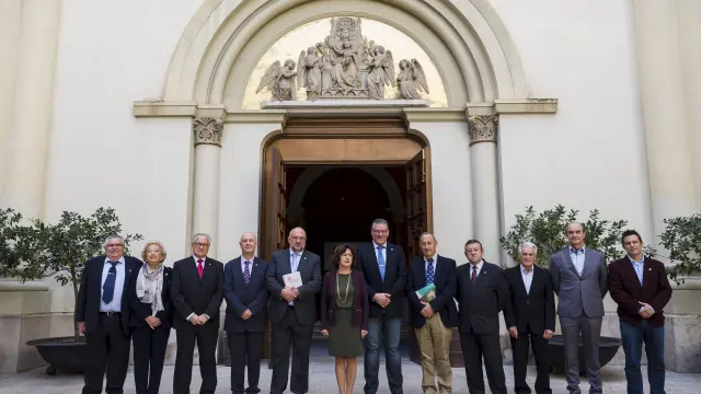 Los representantes institucionales y del Centro Aragonés de Valencia que participaron en la presentación  en la Sala de la Corona.