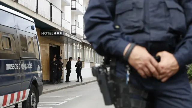 Miembros de los Mossos custodian hoteles donde se hospedan los policías nacionales en Cataluña.