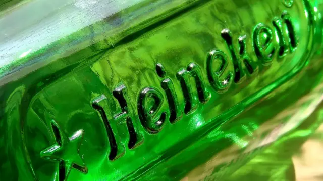 Imagen de un botellín de Heineken.