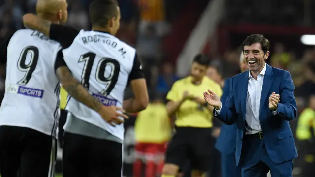 Zaza y Rodrigo caminan hacia un sonriente Marcelino para celebrar uno de los goles del 4-0 del Valencia al Sevilla.