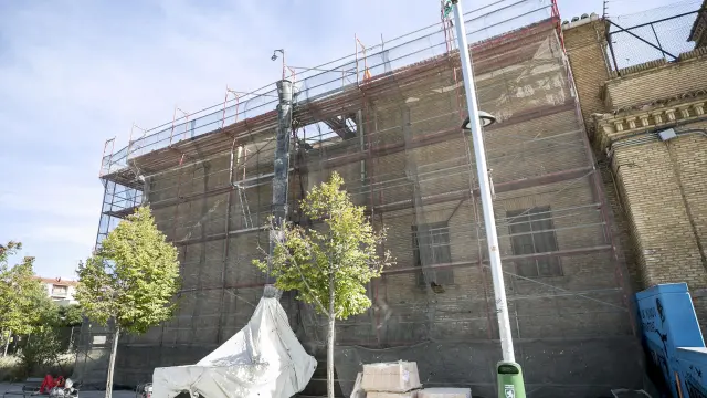 Trabajos de mantenimiento en la antigua cárcel de Torrero, ocupada desde 2010