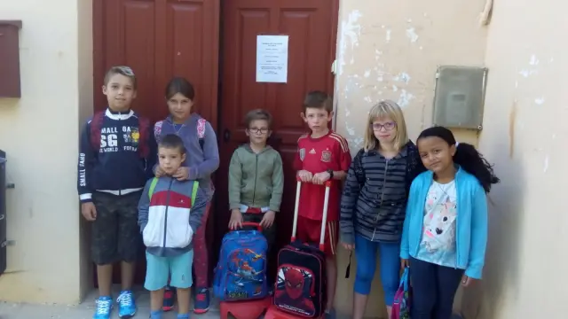 Los siete alumnos del colegio de Oliete, recuperado gracias a la iniciativa de Apatrina un Olivo.